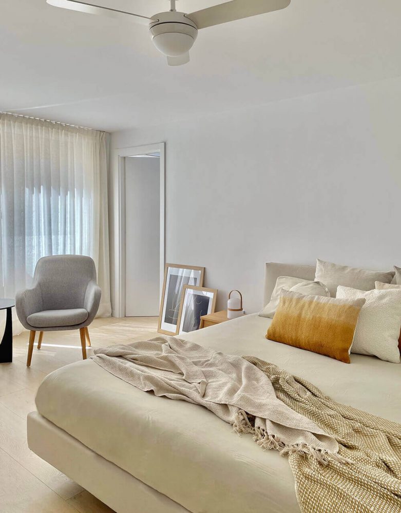 Dormitorio cálido y confotable del proyecto de interiorismo en Marques de Cenia de Trends Studio