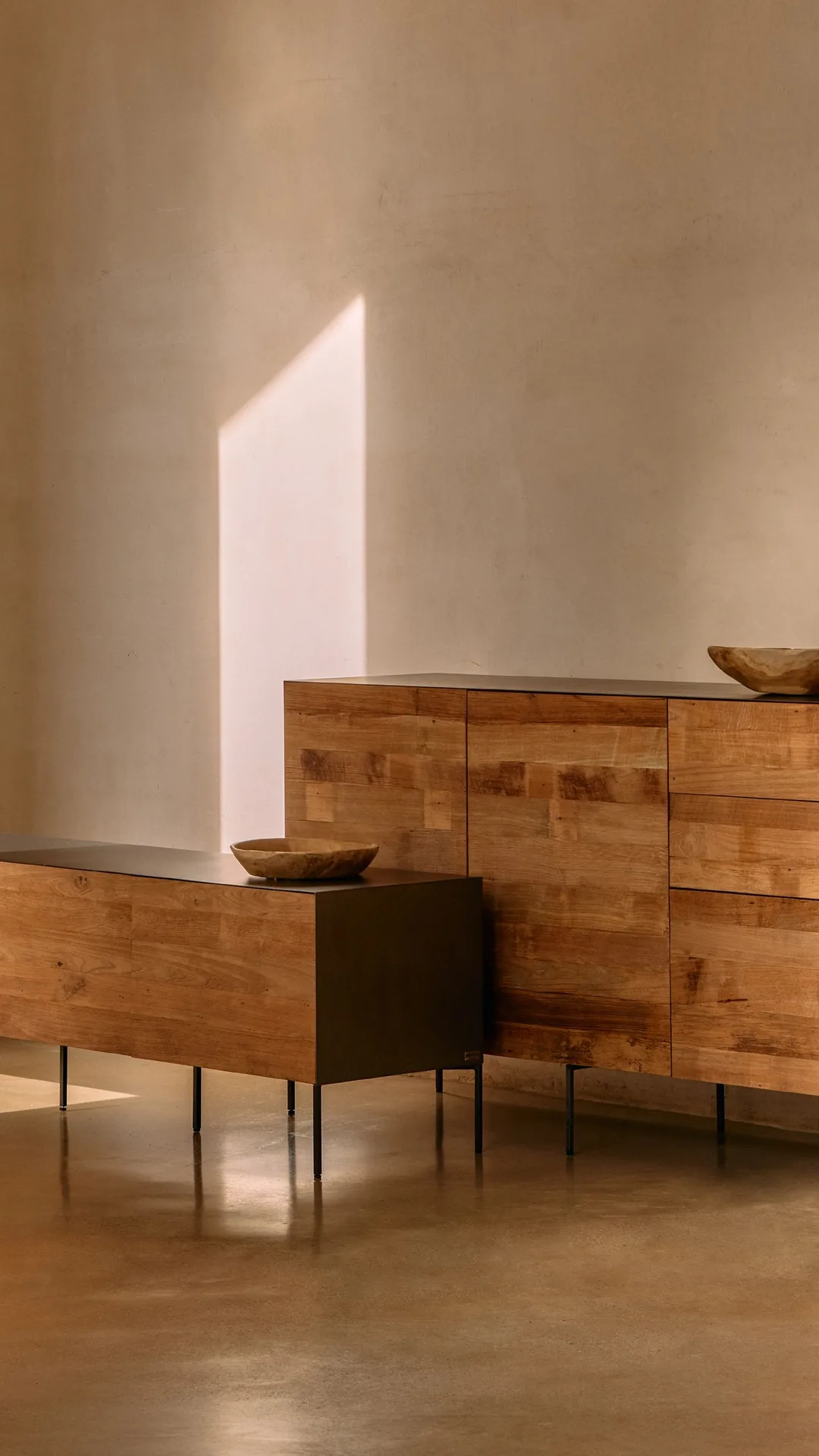 Aparadores de madera maciza junto a una pared iluminada Aparadores de madera maciza junto a una pared iluminada