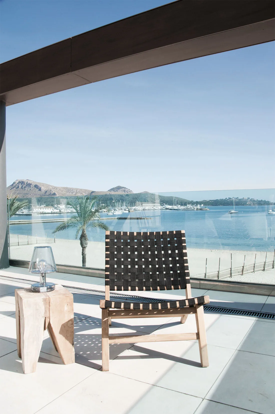 Sessel mit Lederbändern auf der Terrasse mit Blick auf die Bucht von Pollença