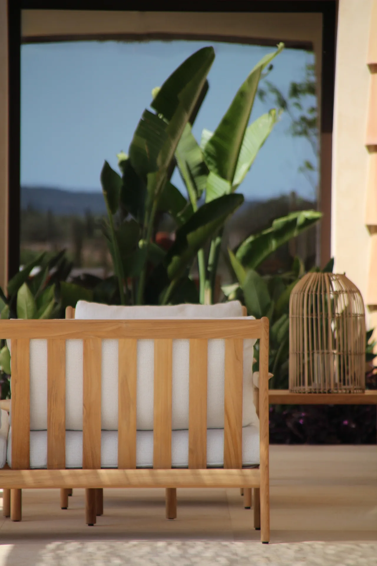 Butaca de exterior de madera junto a plantas y vistas al campo Butaca de exterior de madera junto a plantas y vistas al campo