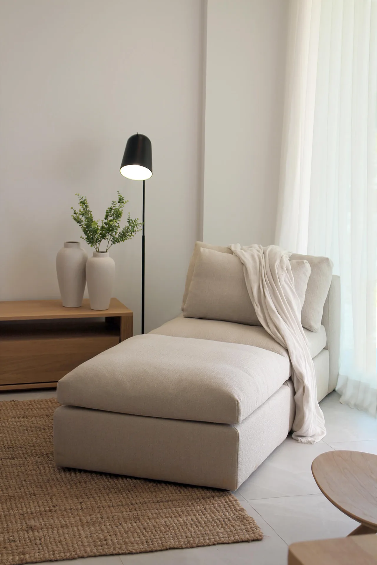 Chaise longue tapizada con manta y lámpara de pie negra Chaise longue tapizada con manta y lámpara de pie negra
