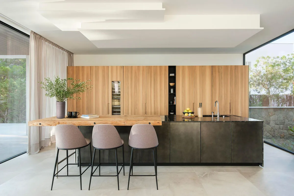 Küche mit Holzfronten und Kochinsel in mediterranem Stil auf Mallorca