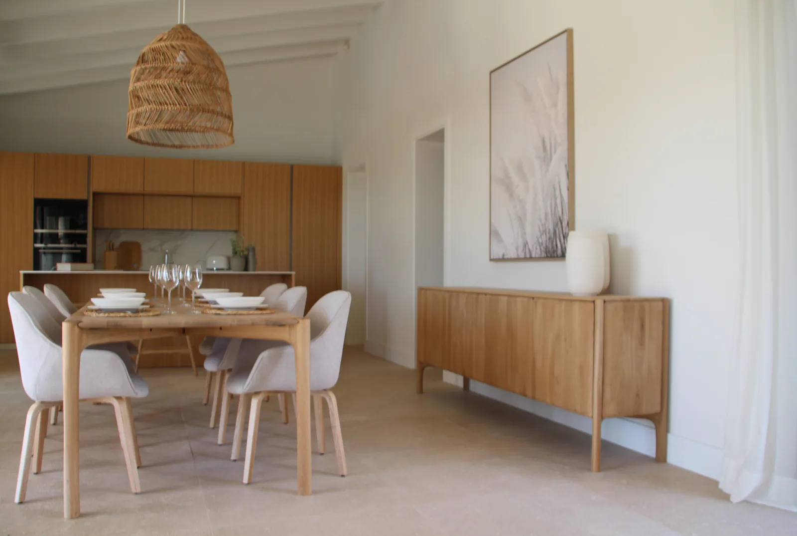 Estela Blava, Sa Ràpita · Cocina y comedor Cocina y comedor de Estela Blava en Sa Ràpita, con aparador de roble y lámpara de ratán.