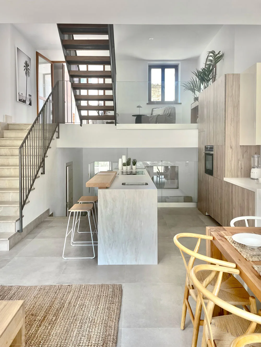 Cocina con isla y comedor bajo la escalera Cocina con isla y comedor bajo la escalera