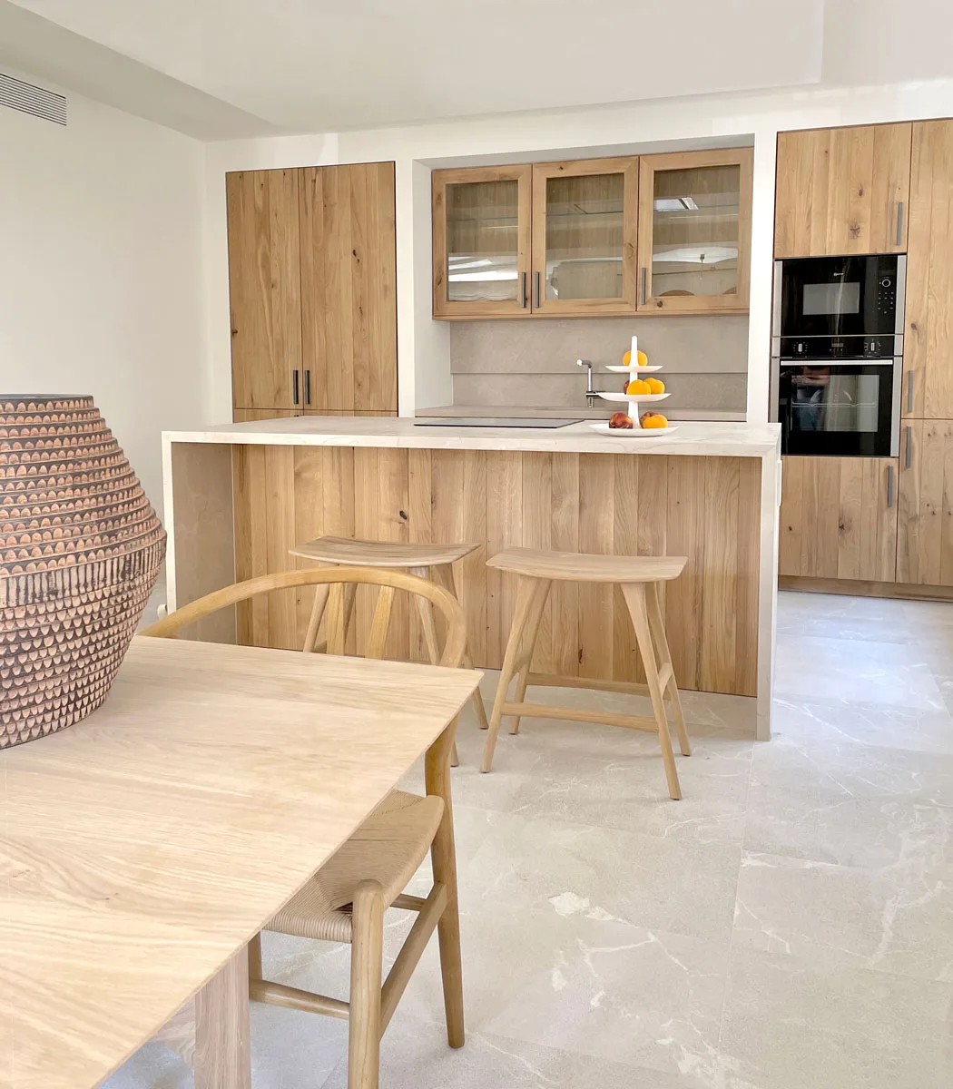 Cocina de madera con isla y taburetes Cocina de madera con isla y taburetes