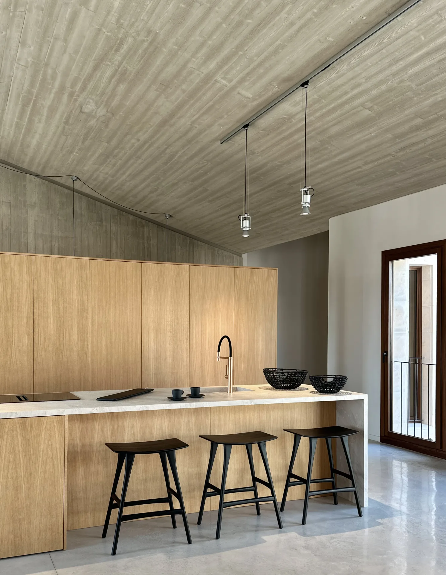 Cocina de madera con isla y taburetes bajo techo de madera Cocina de madera con isla y taburetes bajo techo de madera