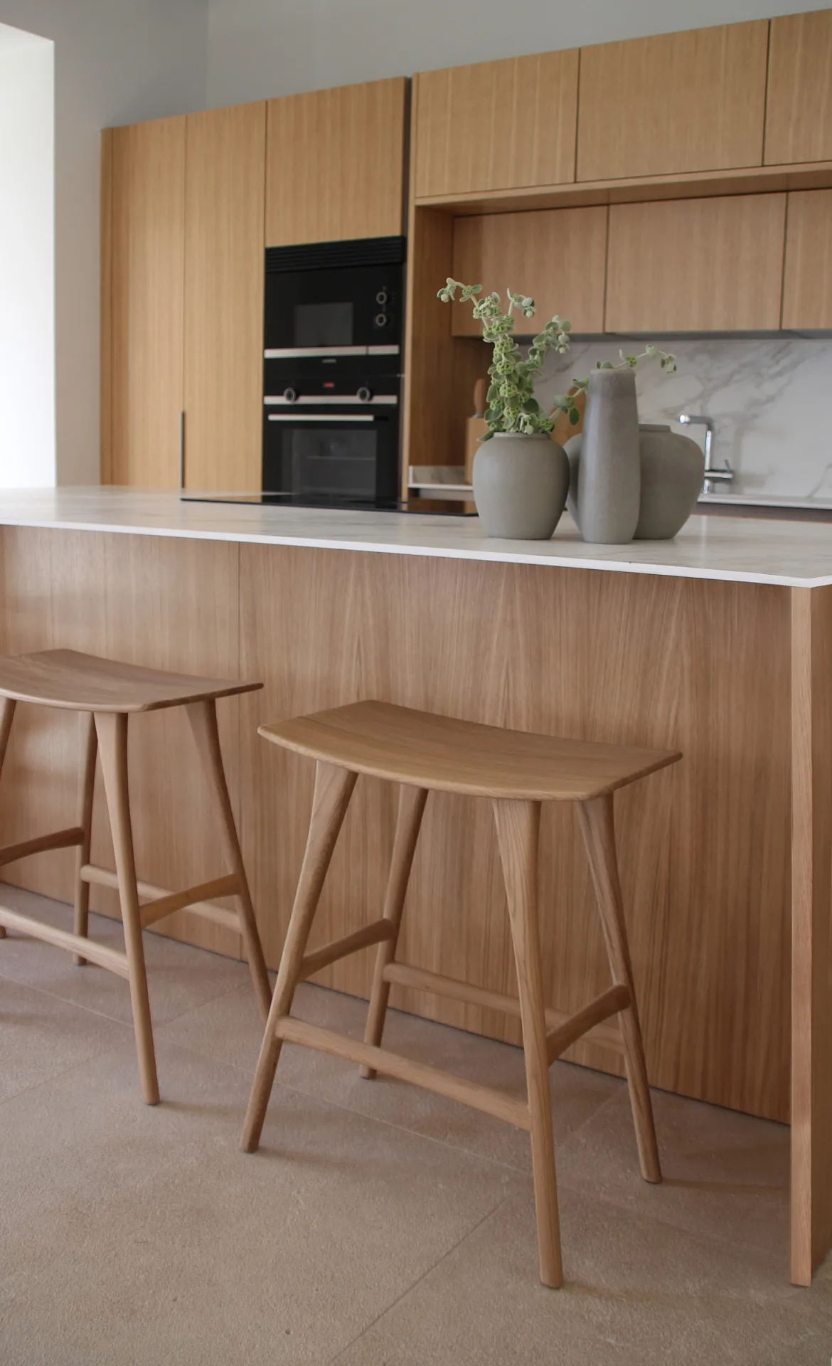 Cocina de madera con isla y taburetes Cocina de madera con isla y taburetes