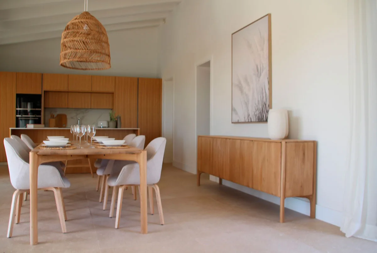 Comedor con cocina de madera, mesa y sillas blancas Comedor con cocina de madera, mesa y sillas blancas