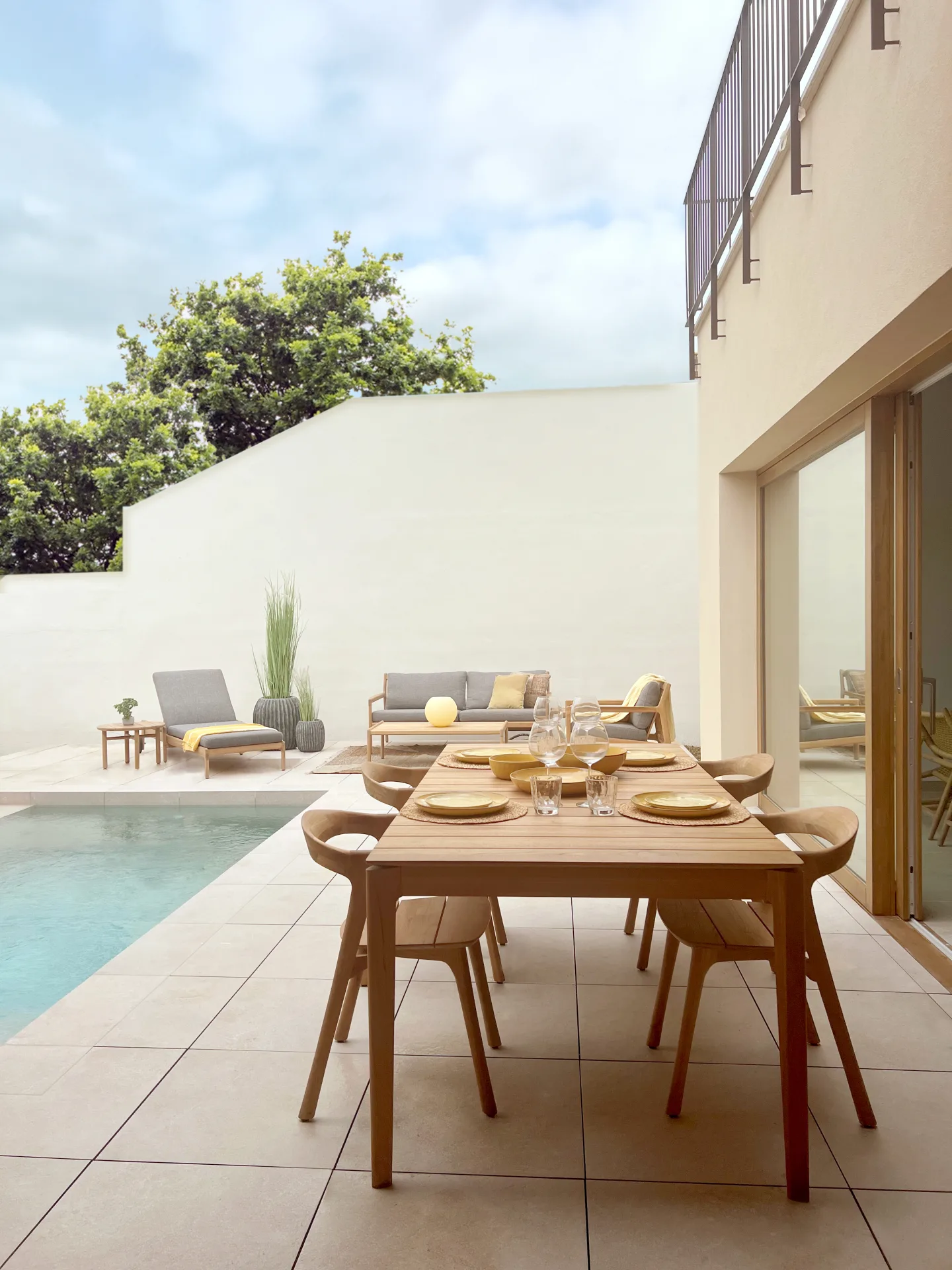 Comedor exterior de madera junto a la piscina del patio Comedor exterior de madera junto a la piscina del patio