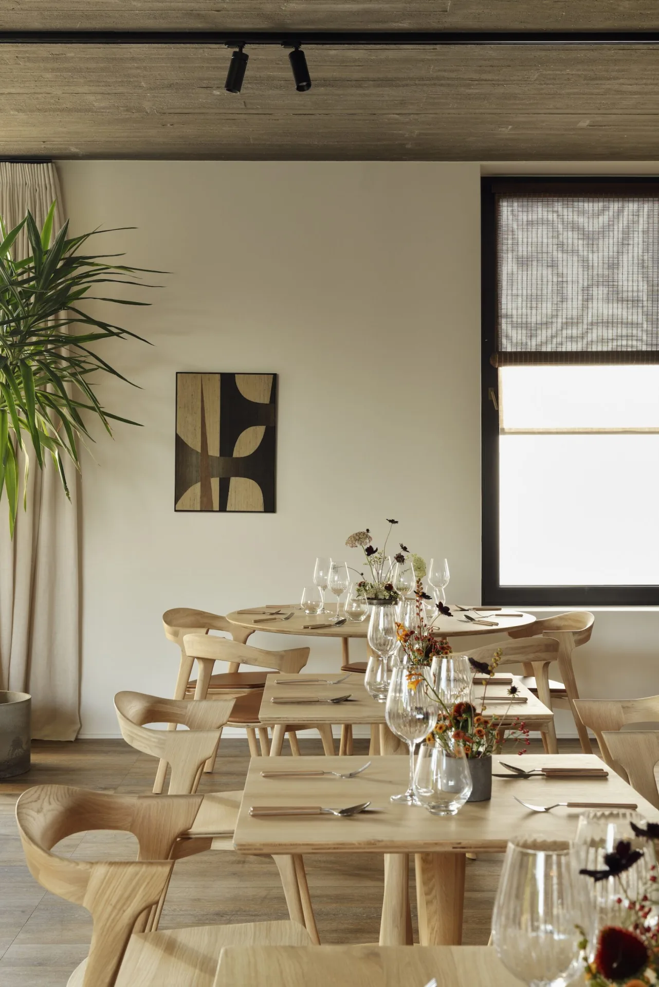 Hotelrestaurant auf Mallorca mit Tischen und Stühlen aus hellem Holz