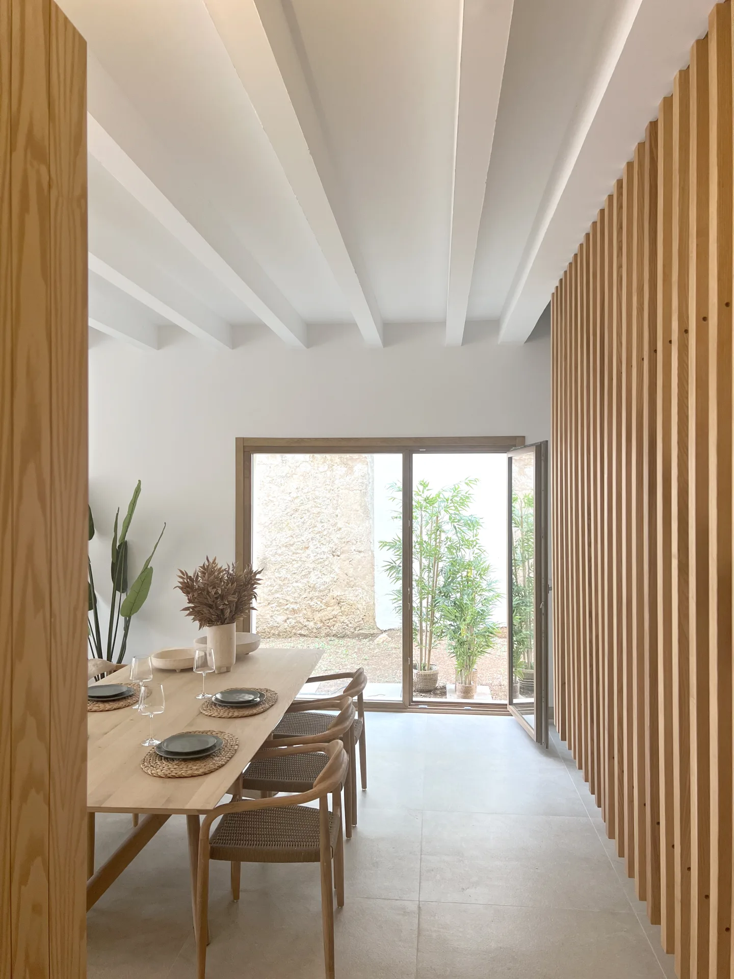 Comedor con listones de madera en una casa reformada en Pollença Comedor con listones de madera en una casa reformada en Pollença