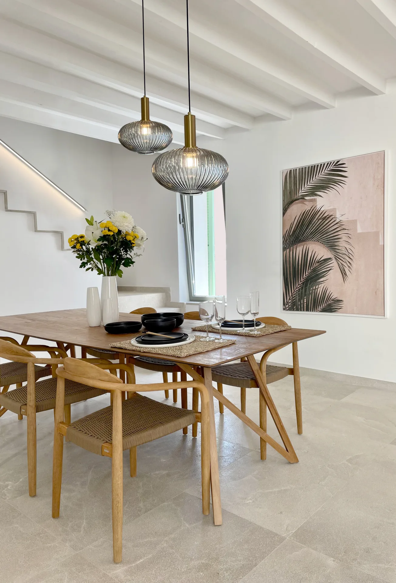 Comedor con mesa de madera y lámparas colgantes de cristal Comedor con mesa de madera y lámparas colgantes de cristal
