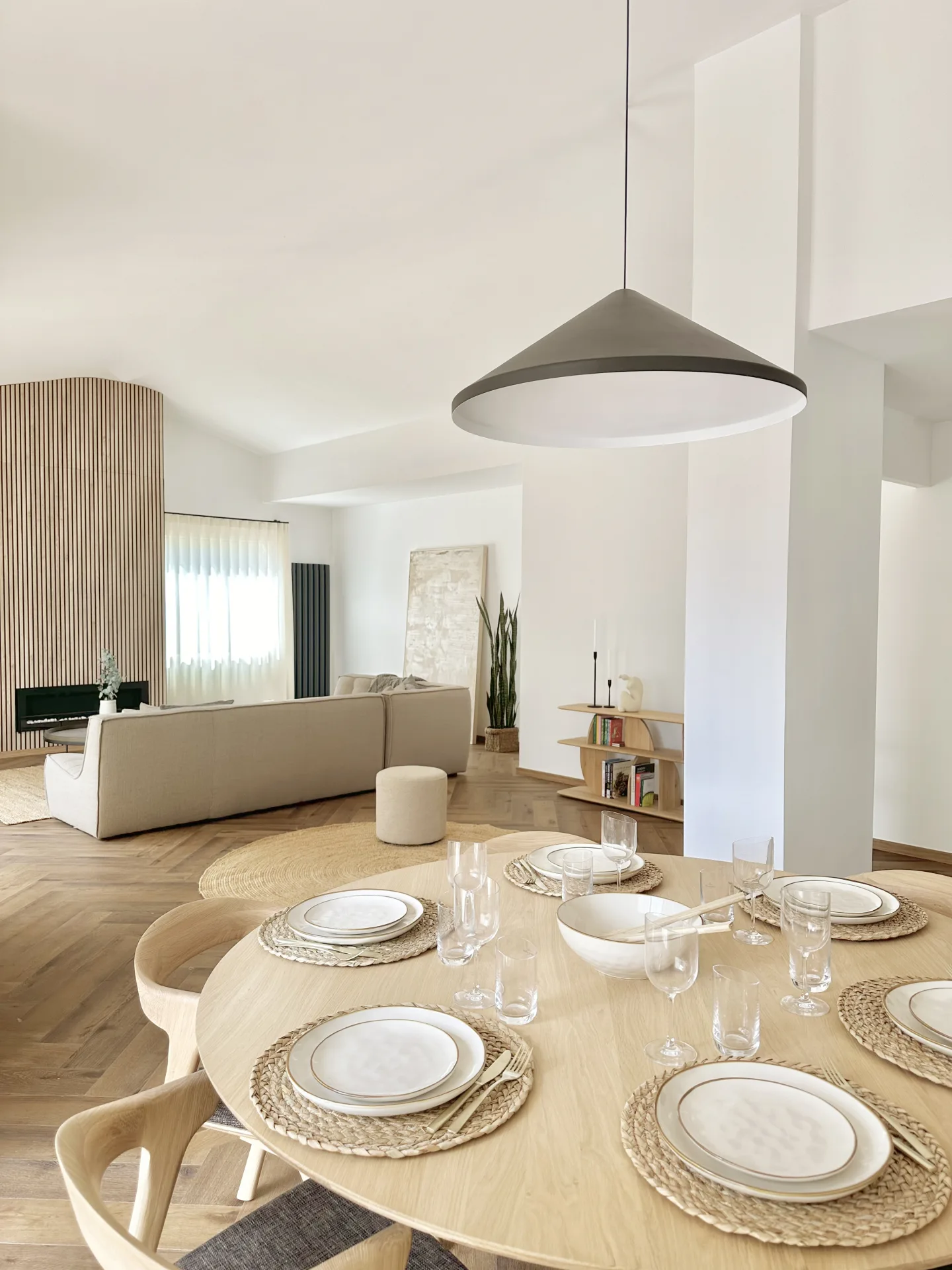 Comedor con mesa redonda de madera y lámpara colgante Comedor con mesa redonda de madera y lámpara colgante