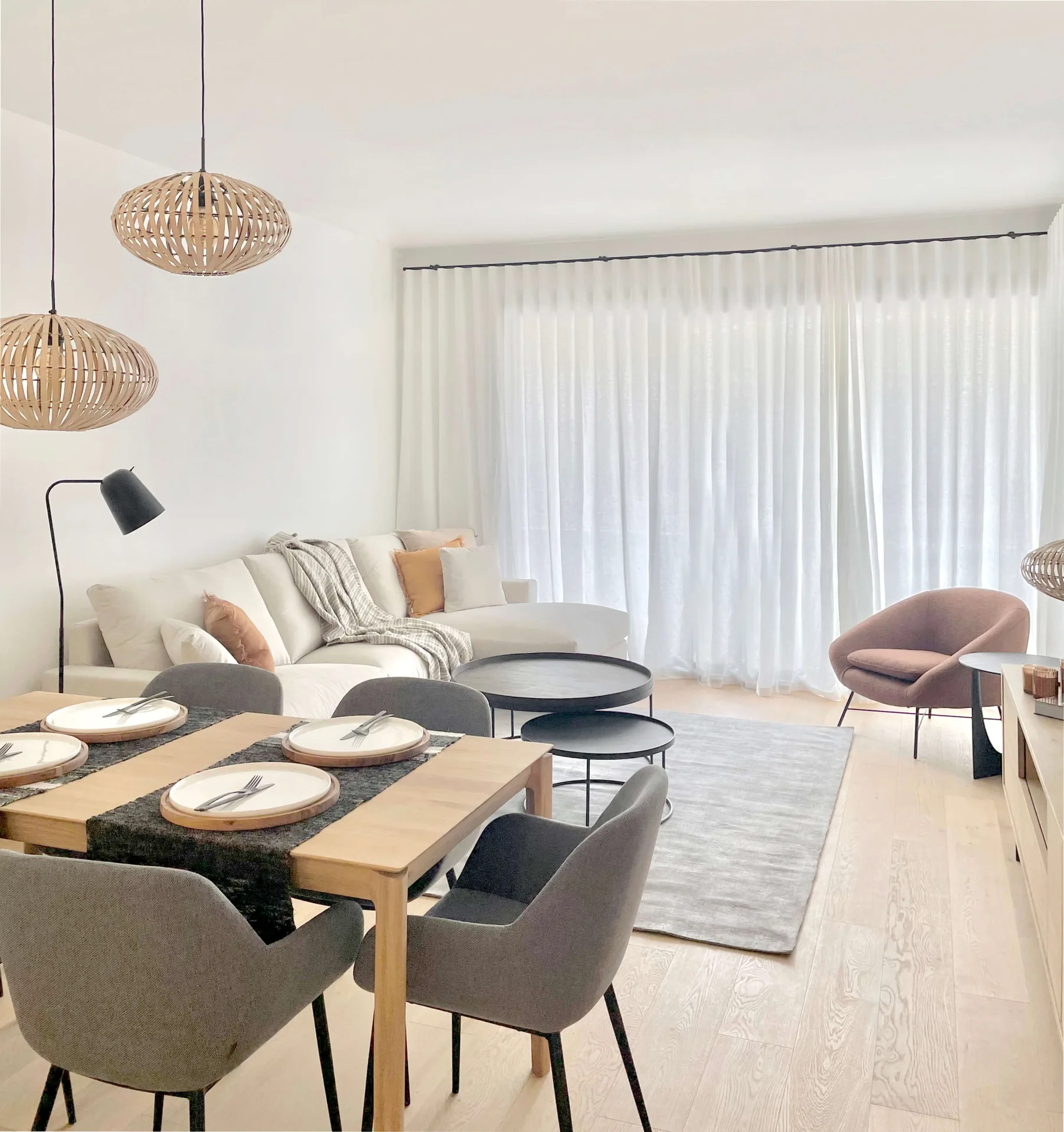 Comedor y salón con lámparas de fibra en un piso de Palma Golf Residential Comedor y salón con lámparas de fibra en un piso de Palma Golf Residential