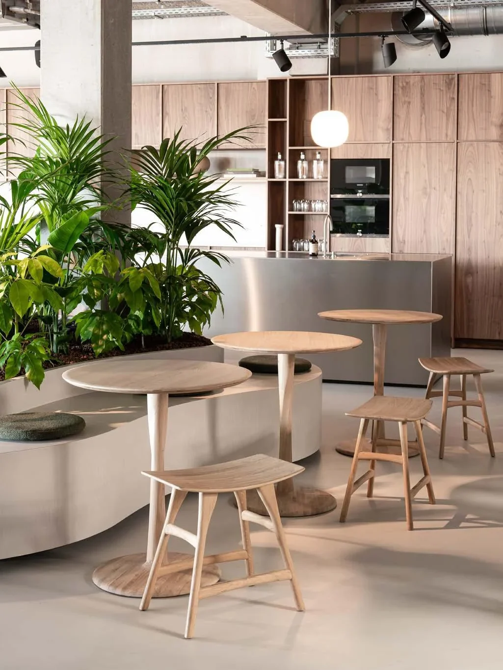 Zona de office con isla y taburetes en un proyecto contract de Trends Studio en Mallorca