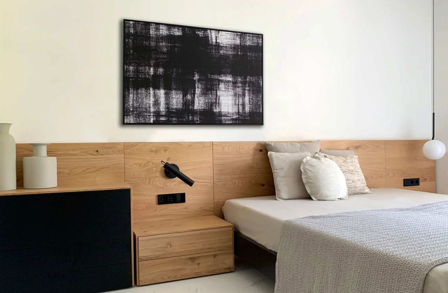 Dormitorio con cabecero de madera y cuadro en blanco y negro Dormitorio con cabecero de madera y cuadro en blanco y negro