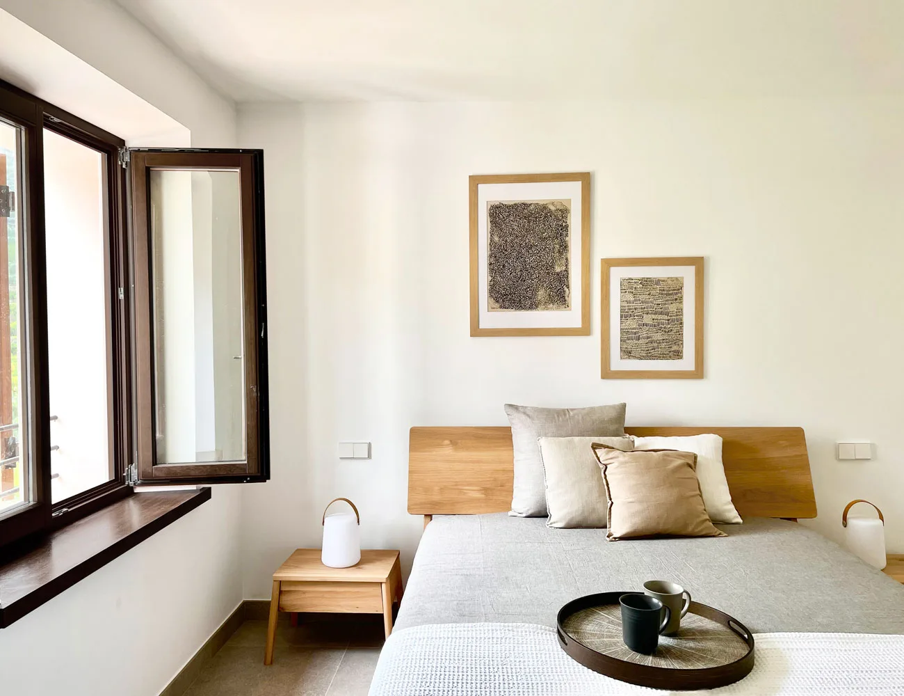 Dormitorio con cabecero de madera y cuadros Dormitorio con cabecero de madera y cuadros