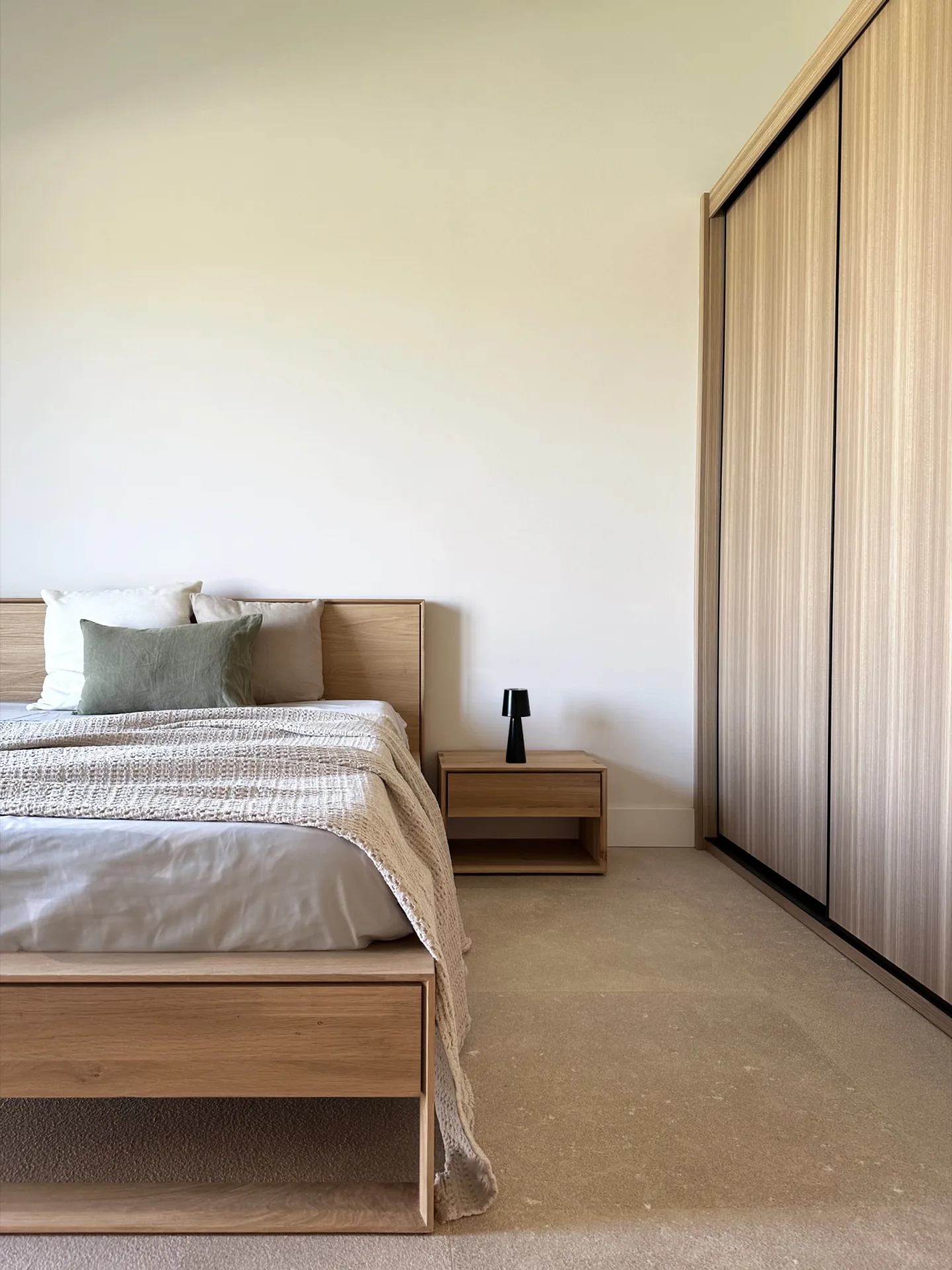 Dormitorio con cama de madera y armario empotrado Dormitorio con cama de madera y armario empotrado