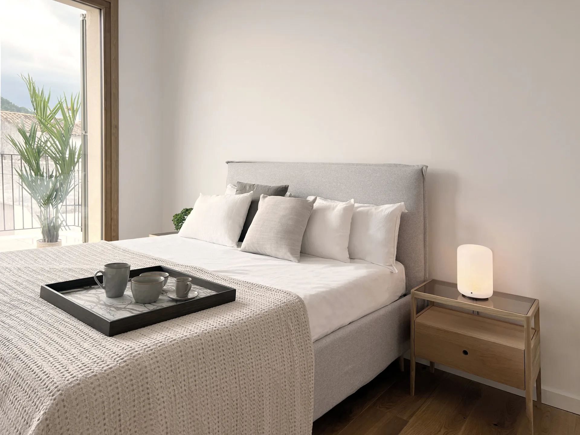 Dormitorio con cama tapizada y mesilla de madera Dormitorio con cama tapizada y mesilla de madera