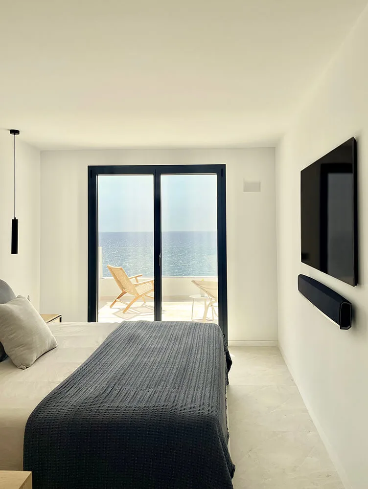 Dormitorio con colcha negra y vistas al mar Dormitorio con colcha negra y vistas al mar