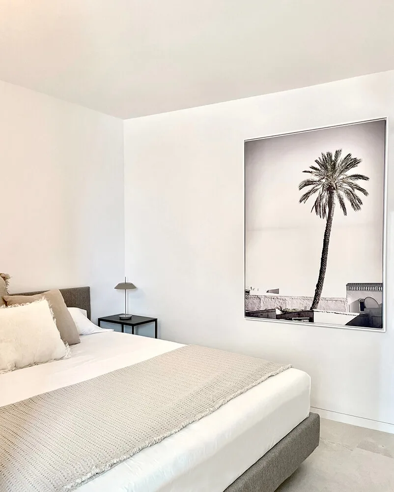 Dormitorio con cuadro de palmera Dormitorio con cuadro de palmera
