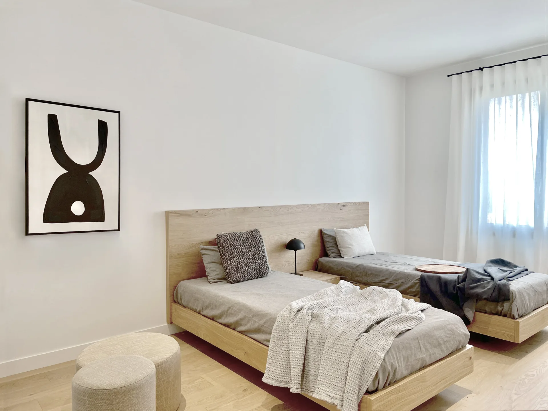 Dormitorio con dos camas y cuadro gráfico Dormitorio con dos camas y cuadro gráfico