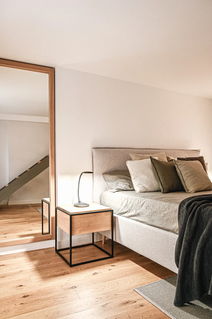 Dormitorio con espejo de suelo y suelo de madera Dormitorio con espejo de suelo y suelo de madera