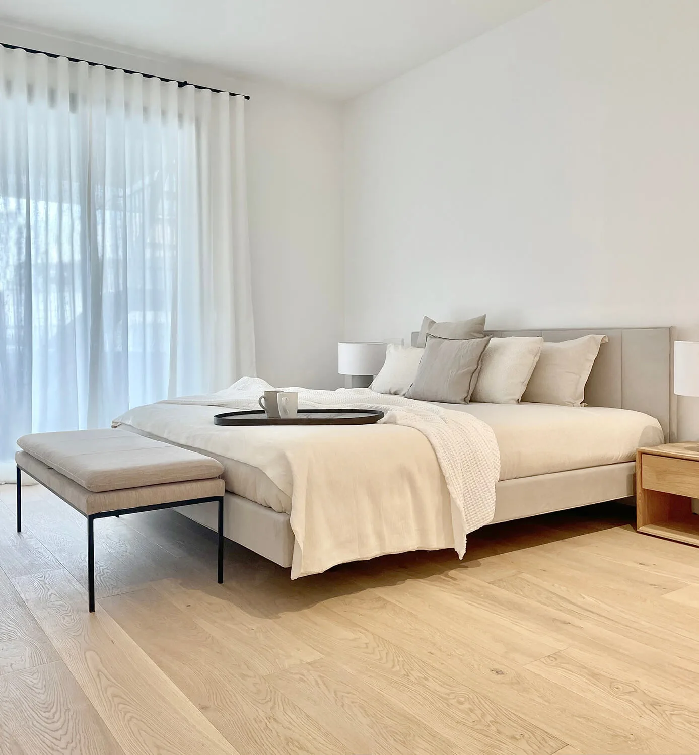 Dormitorio principal con banco a los pies de la cama en Palma