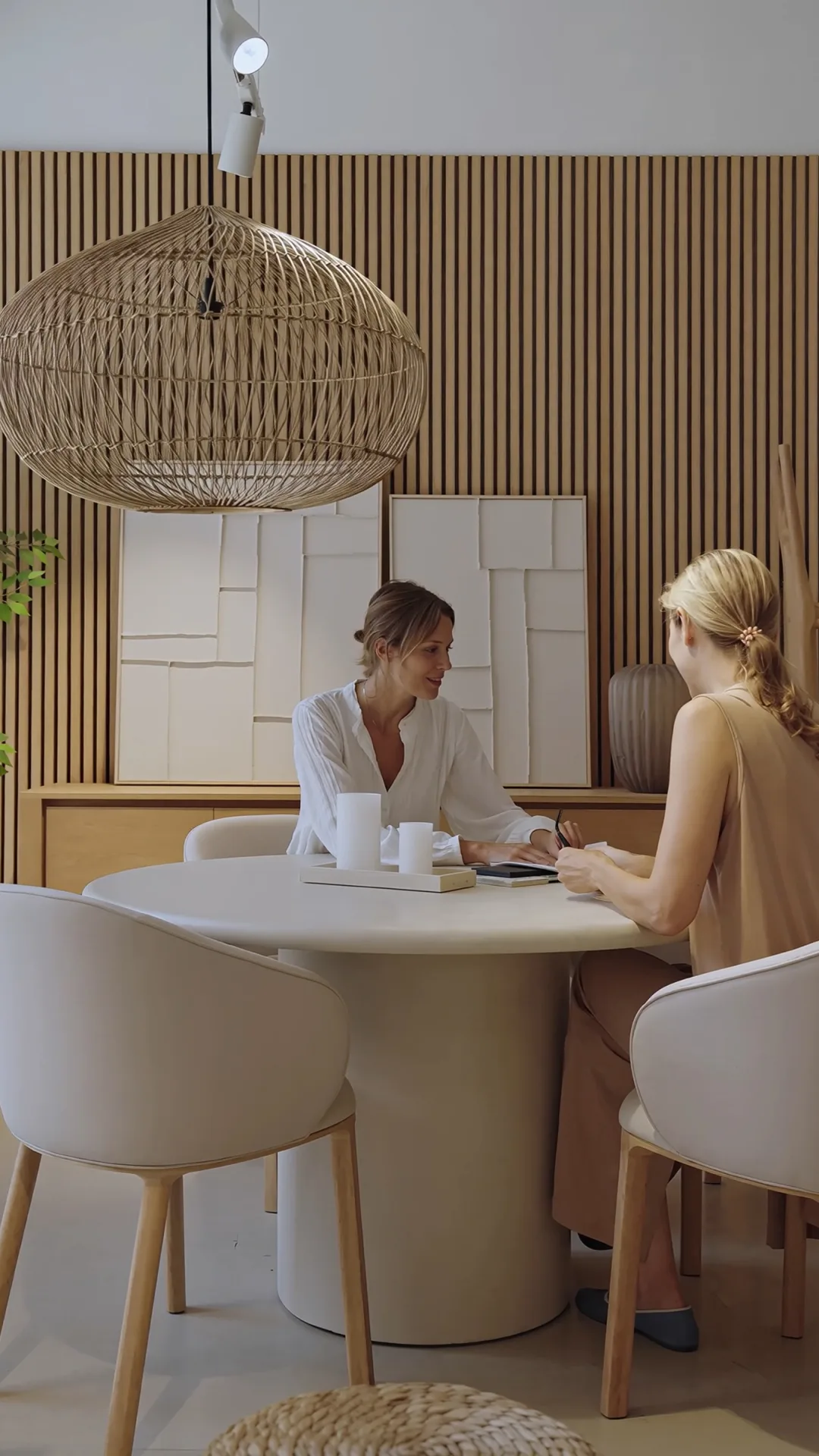 Dos interioristas de Trends Studio reunidas en una mesa del showroom