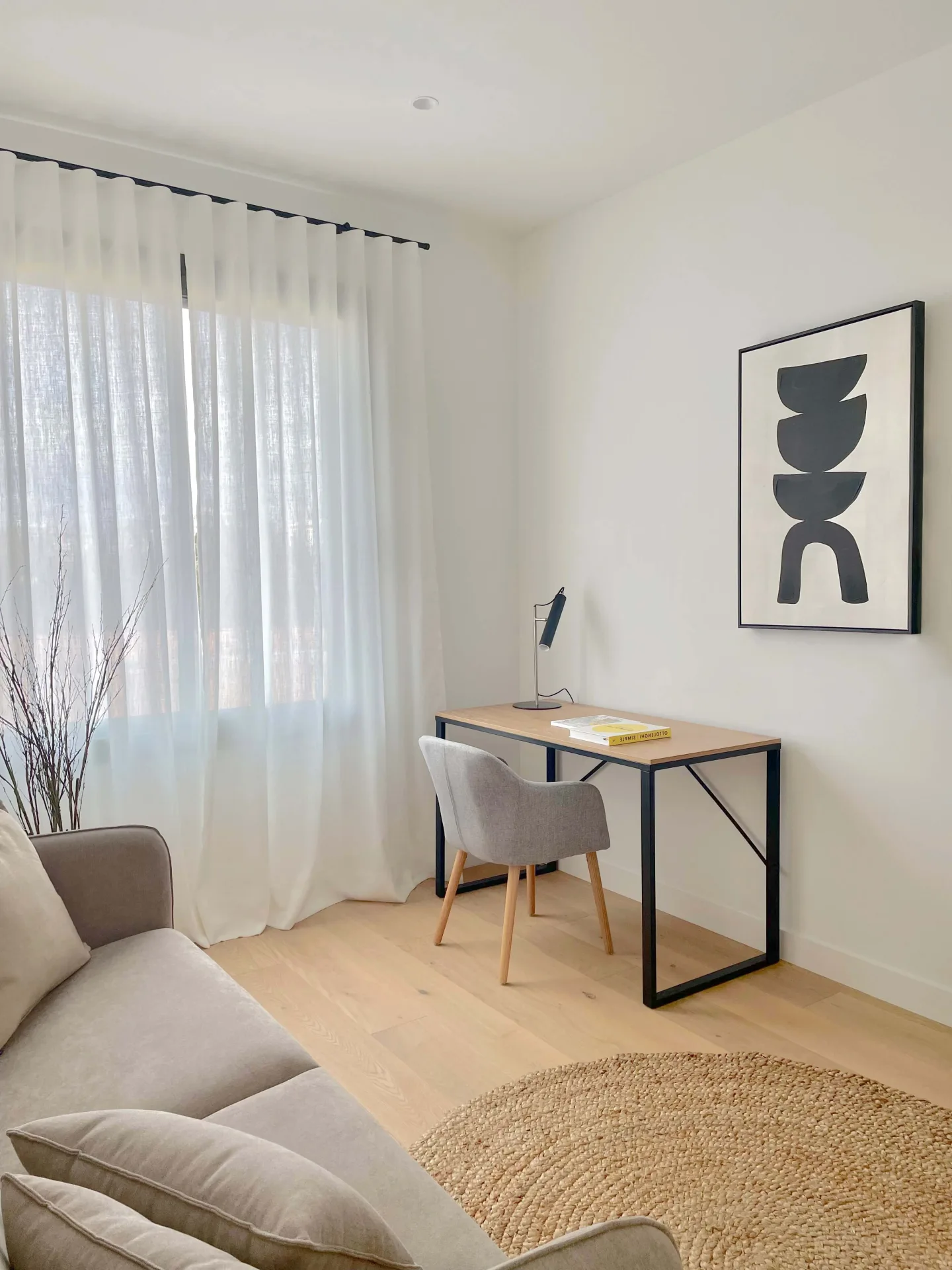 Escritorio con cuadro en blanco y negro junto a la ventana Escritorio con cuadro en blanco y negro junto a la ventana