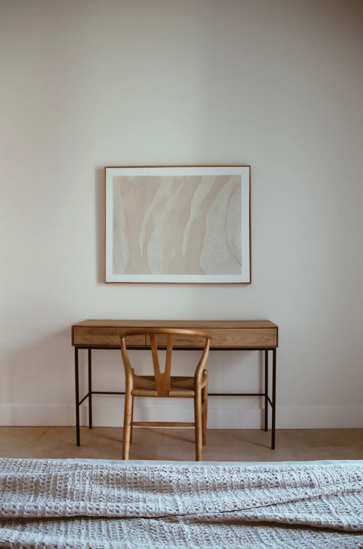 Escritorio de madera con cuadro abstracto en el dormitorio Escritorio de madera con cuadro abstracto en el dormitorio