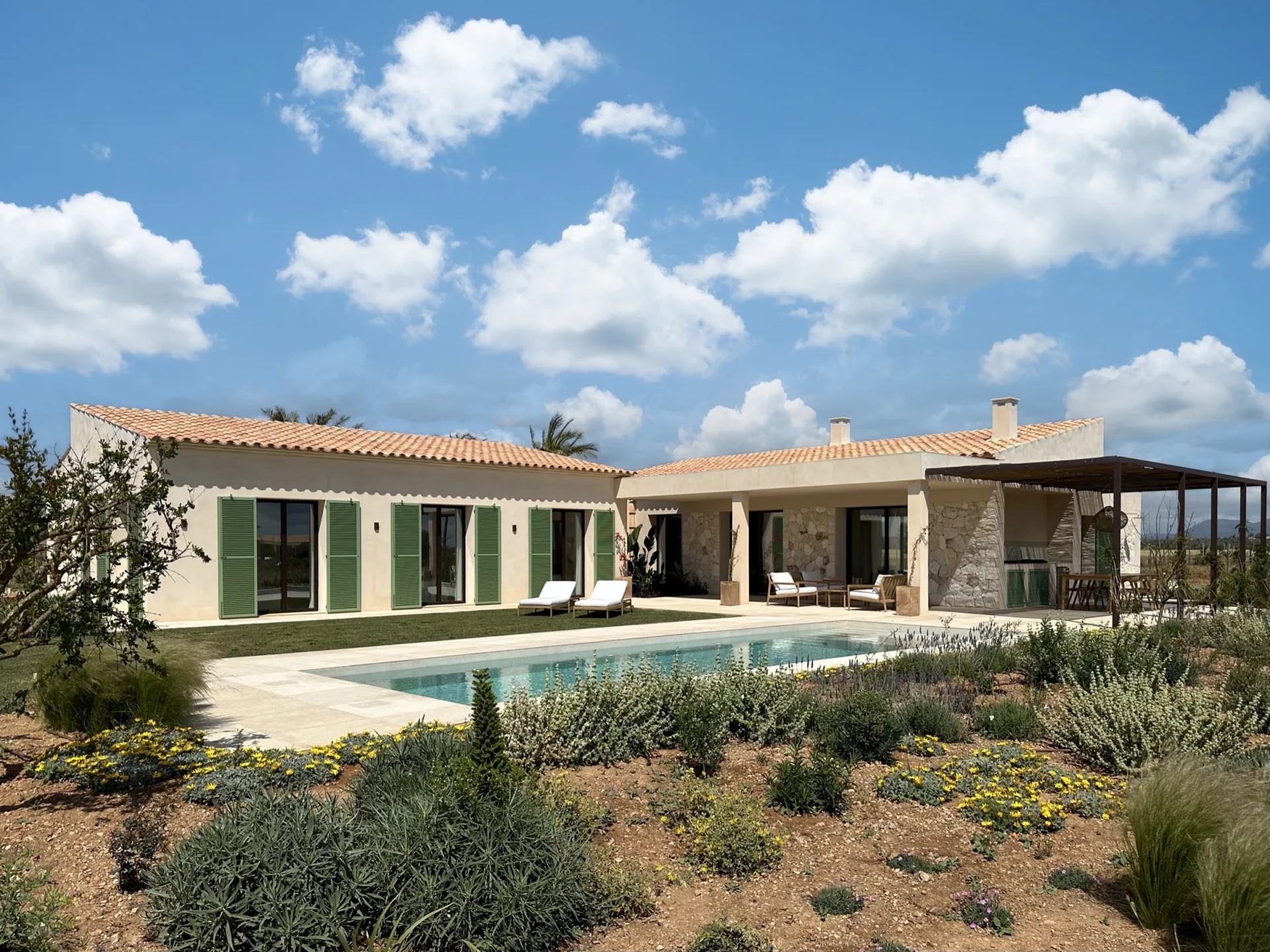 Fachada con contraventanas verdes, piscina y jardín mediterráneo en Sa Ràpita Fachada con contraventanas verdes, piscina y jardín mediterráneo en Sa Ràpita