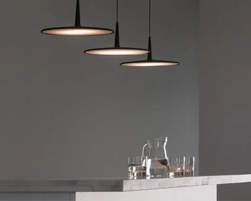 Drei LED-Pendelleuchten über einer Küchentheke