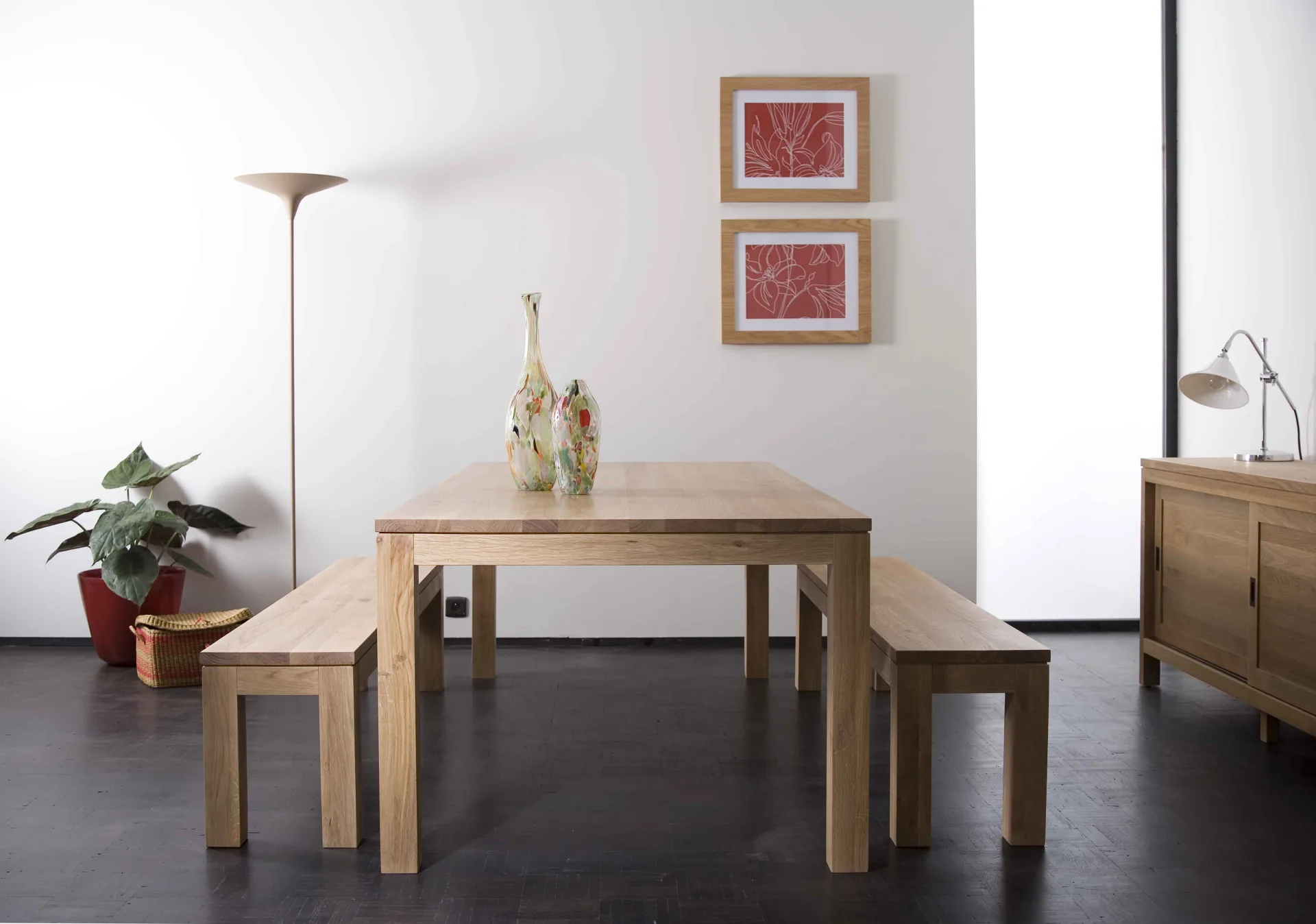 Esstisch aus Holz mit zwei Bänken in einem hellen Raum