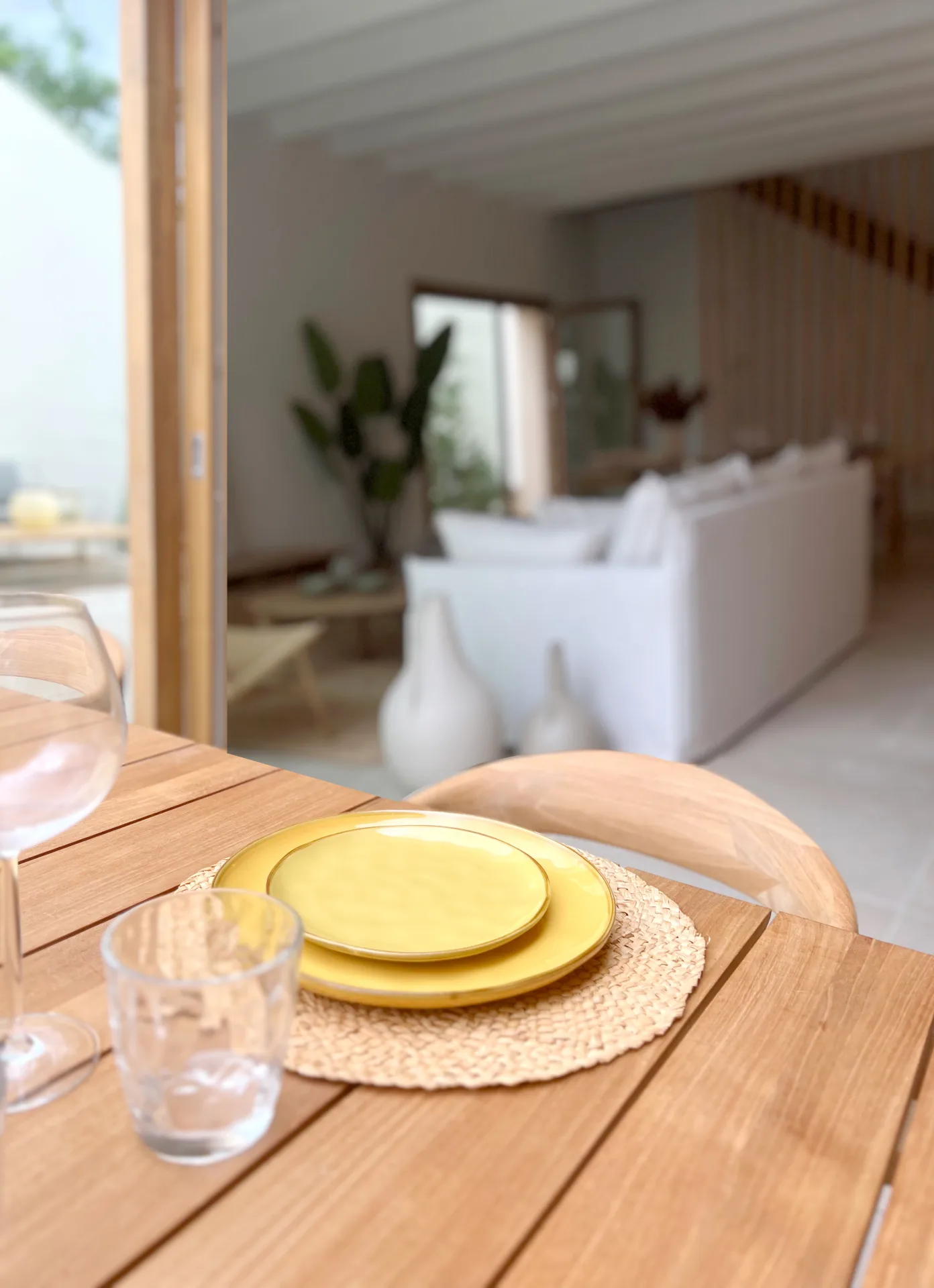 Mesa de exterior con platos amarillos junto a la piscina Mesa de exterior con platos amarillos junto a la piscina