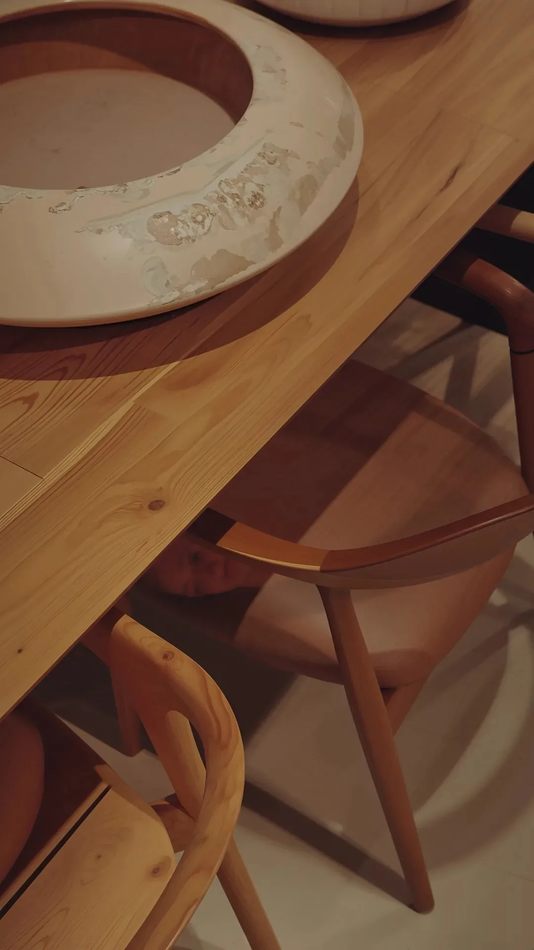 Detalle de mesa de madera maciza y sillas en el showroom Detalle de mesa de madera maciza y sillas en el showroom