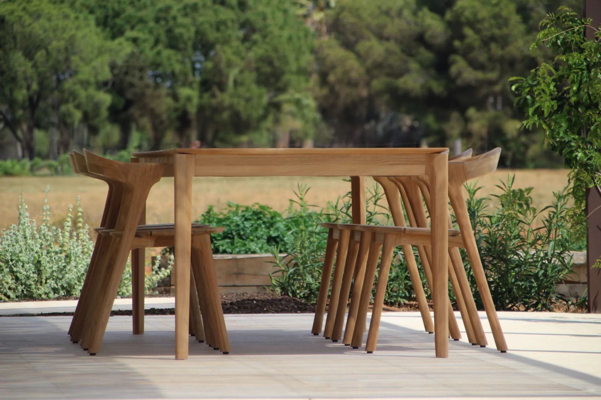 Mesa y sillas de exterior de madera en la terraza Mesa y sillas de exterior de madera en la terraza
