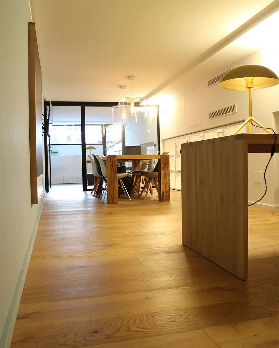 Büro und Showroom von Trends Studio in Palma mit Holzboden