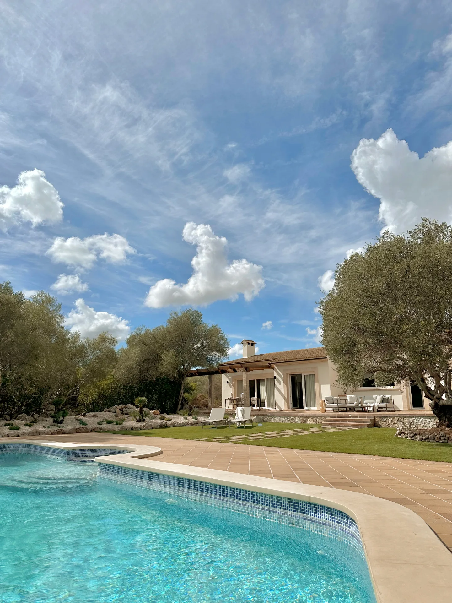 Piscina y jardín de una villa unifamiliar en Son Font, Calvià Piscina y jardín de una villa unifamiliar en Son Font, Calvià