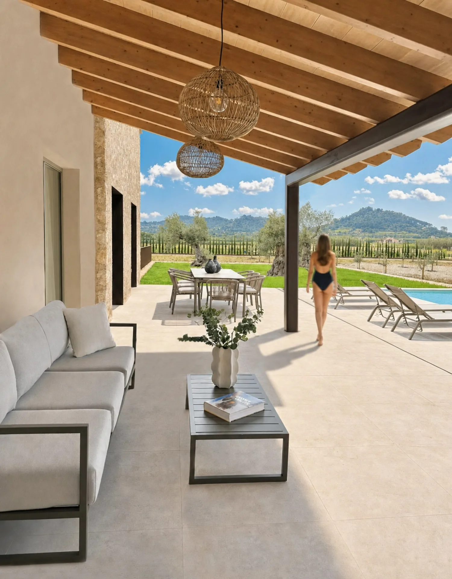 Porche con vigas de madera, sofás de exterior y piscina con vistas a la sierra Porche con vigas de madera, sofás de exterior y piscina con vistas a la sierra