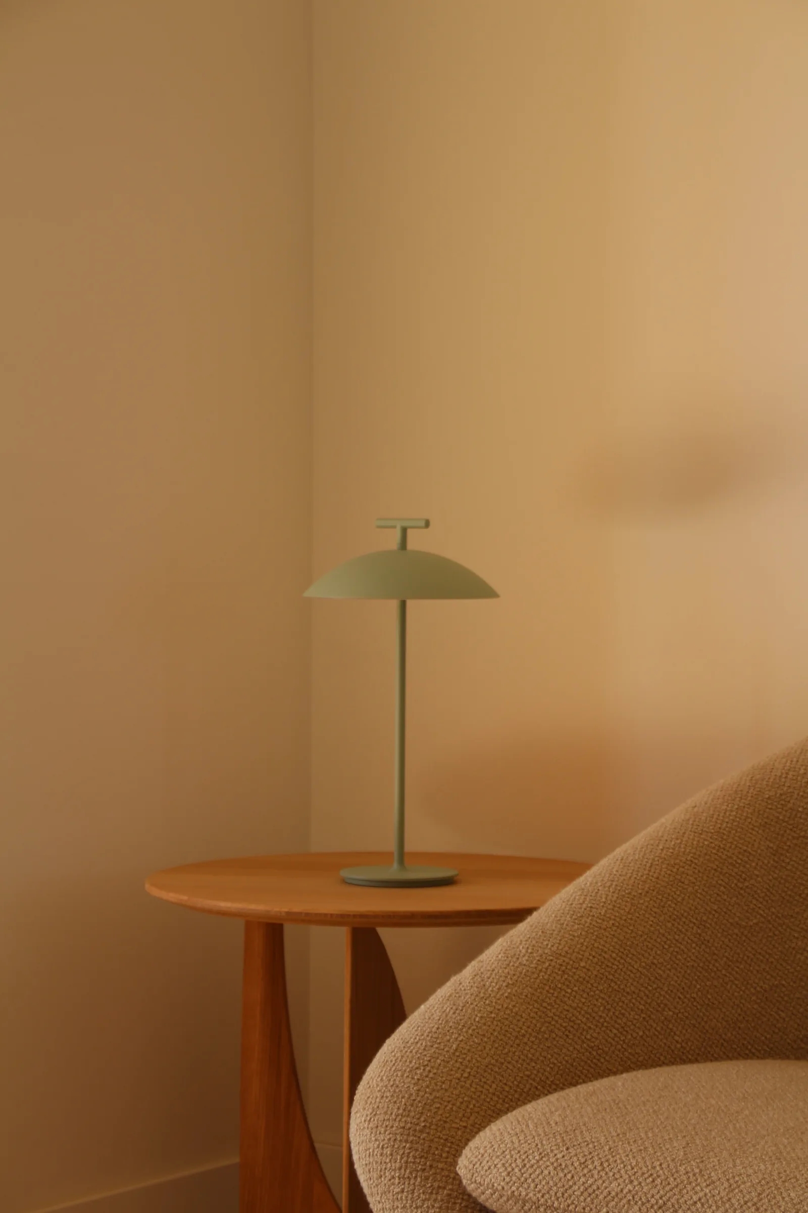 rincon-butaca-boucle-estela-maris-sa-rapita Rincón con butaca bouclé, mesa auxiliar de madera y lámpara de sobremesa en la vivienda Estela Maris de Sa Ràpita