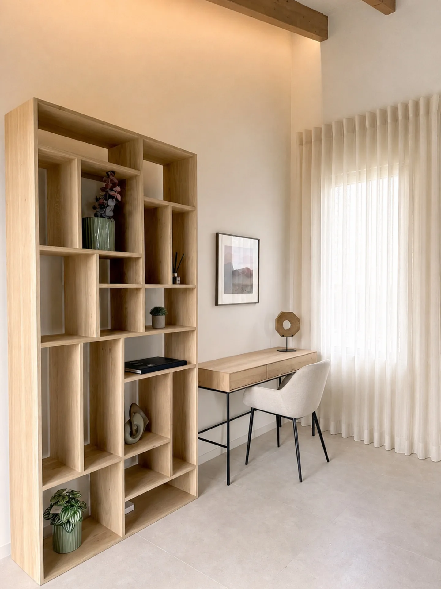 Rincón de trabajo con estantería de madera y escritorio junto a cortinas de lino Rincón de trabajo con estantería de madera y escritorio junto a cortinas de lino