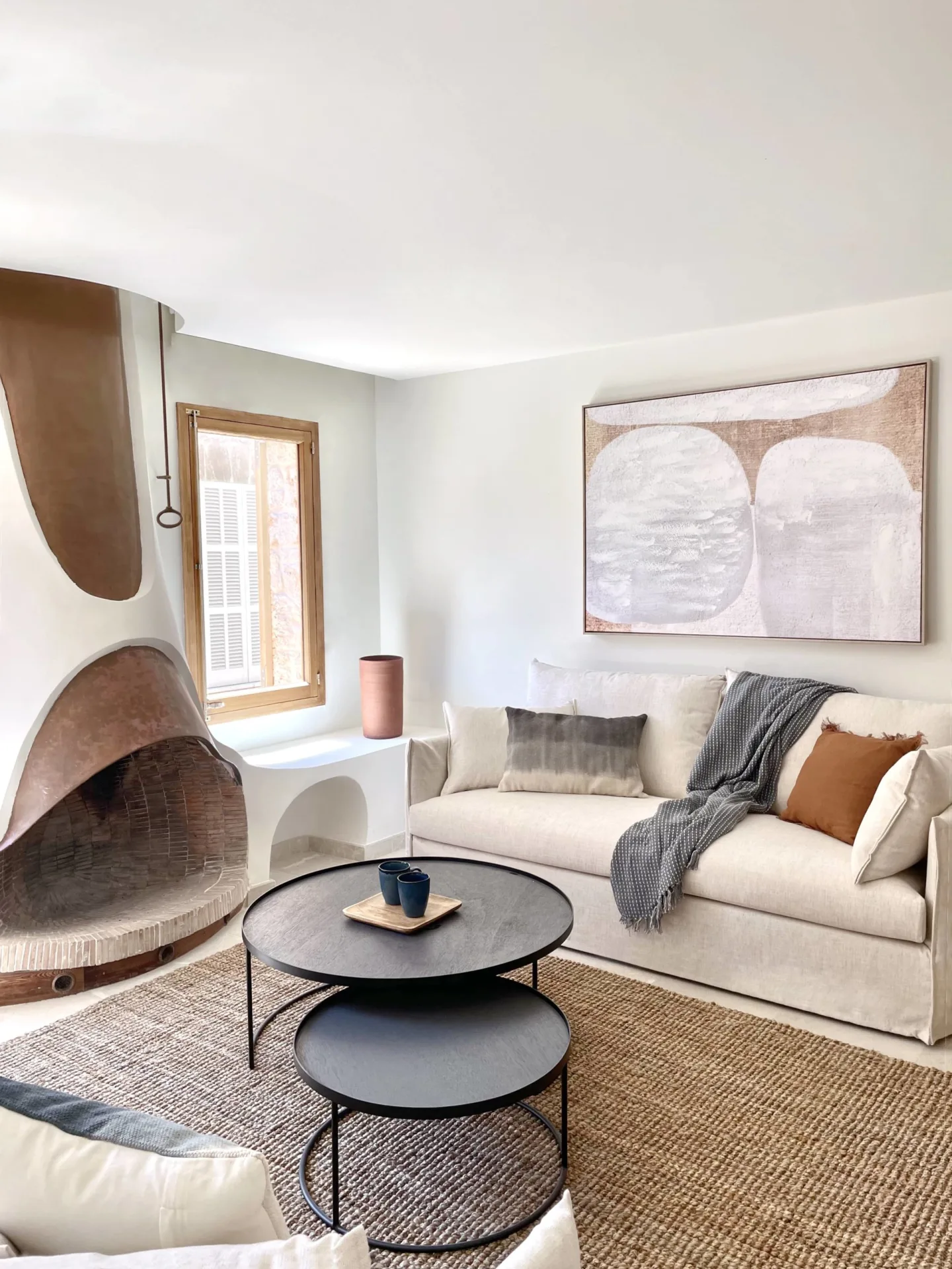 Salón con chimenea y cuadro sobre el sofá Salón con chimenea y cuadro sobre el sofá