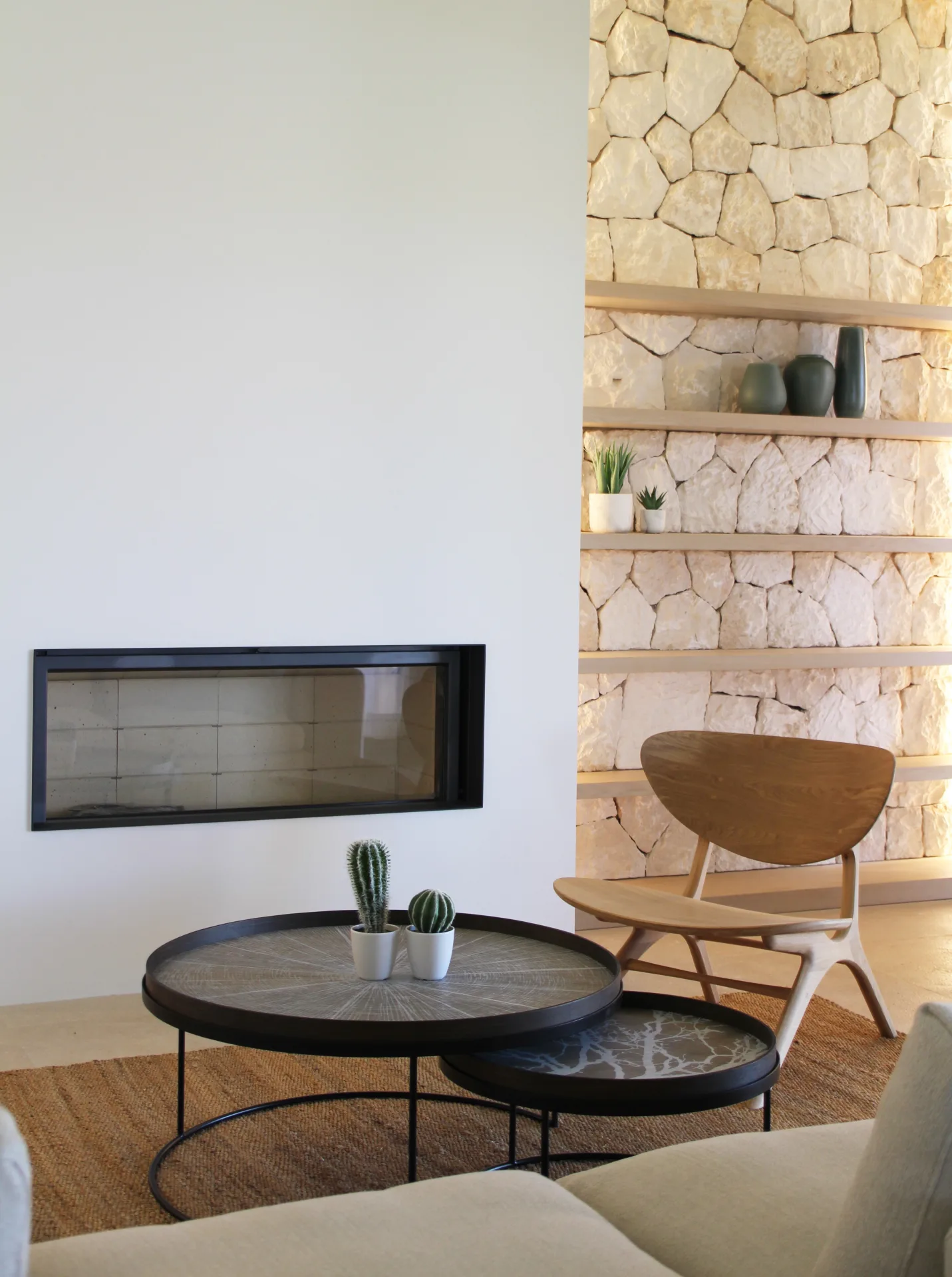 Salón con chimenea y frontal de piedra Salón con chimenea y frontal de piedra