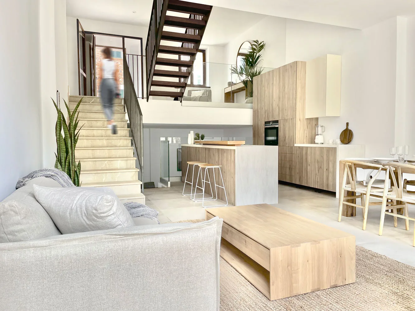 Salón y cocina abierta con escalera en una villa de Fornalutx Salón y cocina abierta con escalera en una villa de Fornalutx