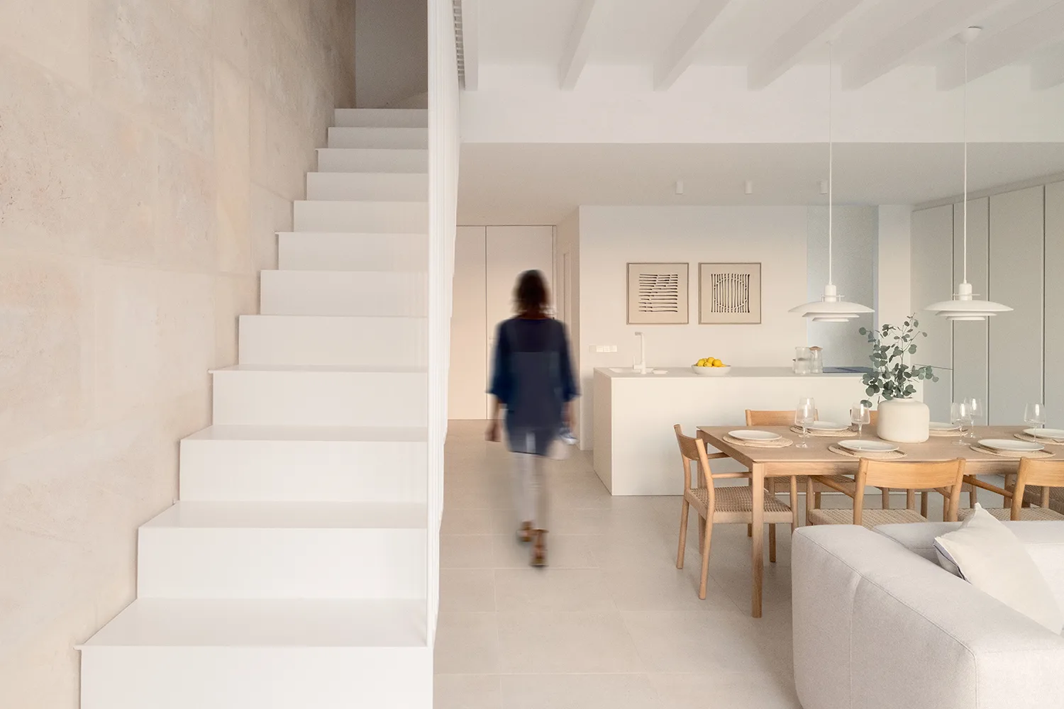 Helles Haus auf Mallorca mit weißer Treppe und offenem Wohn- und Essbereich