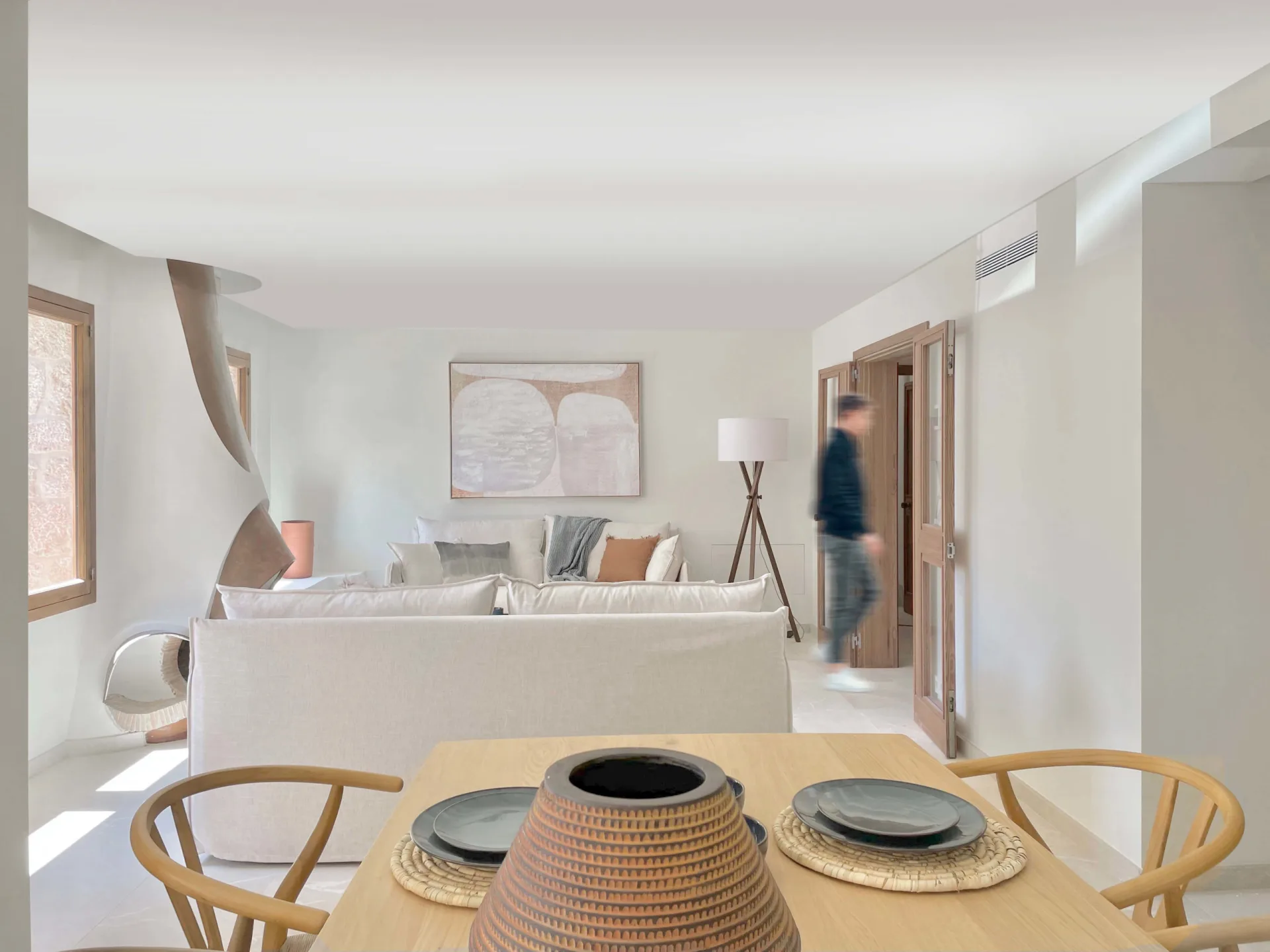 Salón comedor con mesa de madera y cerámica Salón comedor con mesa de madera y cerámica