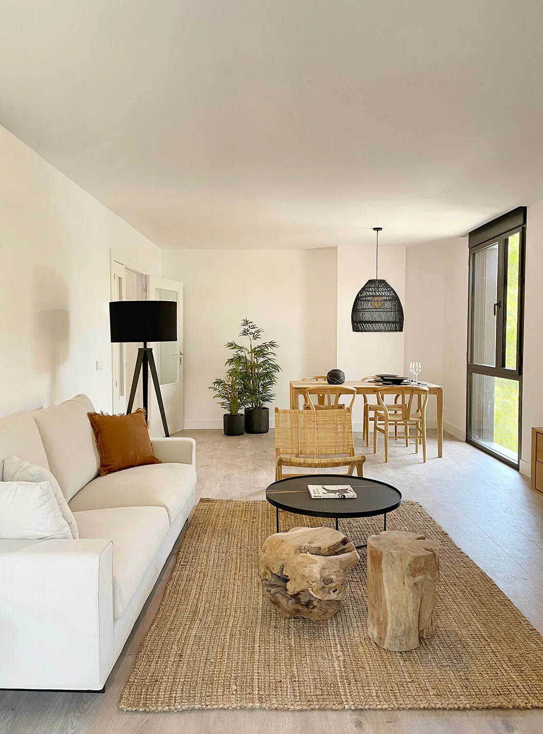 Salón y comedor de un piso piloto de estilo mediterráneo