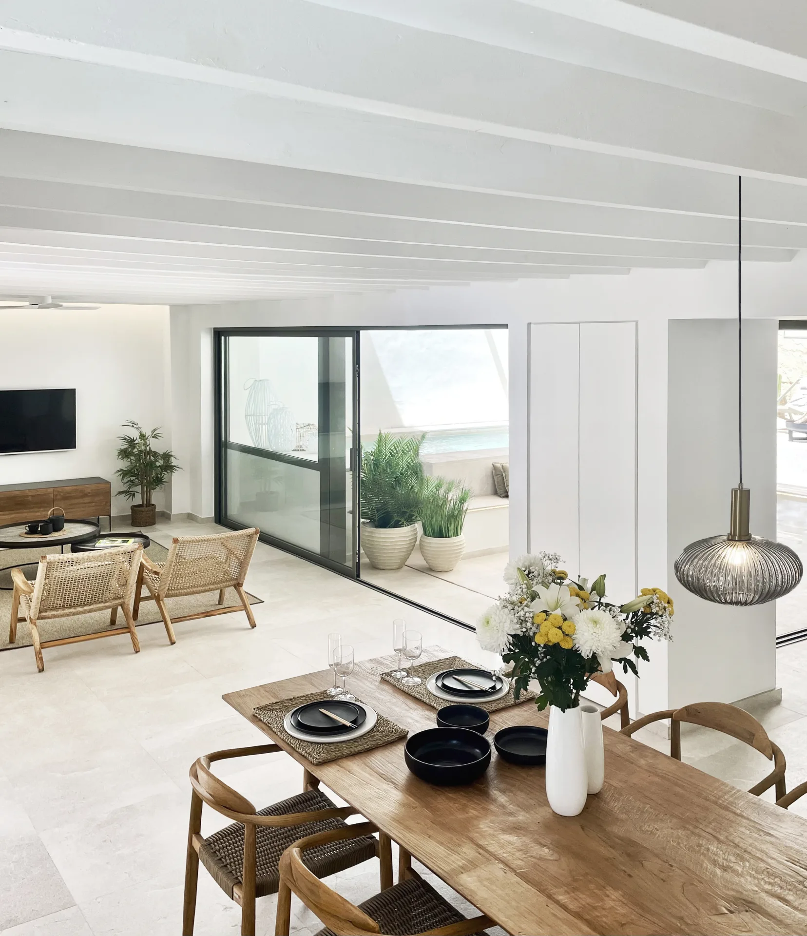 Salón comedor con vigas blancas en una casa de la Colonia de Sant Jordi Salón comedor con vigas blancas en una casa de la Colonia de Sant Jordi