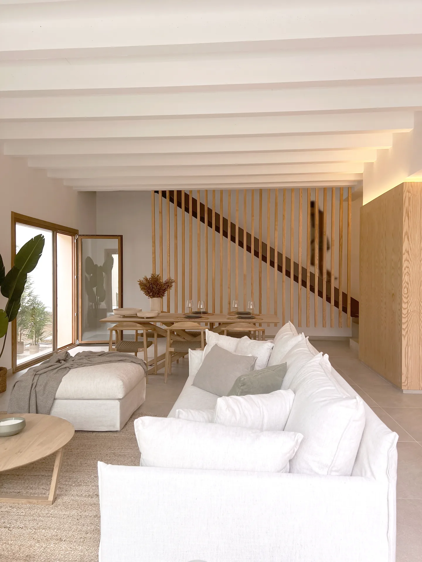 Salón y escalera de listones de madera en una casa reformada Salón y escalera de listones de madera en una casa reformada